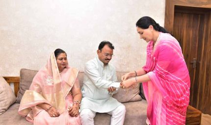 रक्षाबंधन पर श्रीमती दिया कुमारी ने डॉ. प्रेमचंद बैरवा को बांधी राखी
