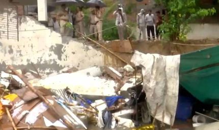 दिल्ली के जैतपुर में मंदिर की दीवार गिरने से 7 की मौत, बड़ा हादसा