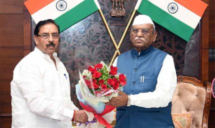 राज्यपाल से राज्य वित्त आयोग के अध्यक्ष डॉ. अरुण चतुर्वेदी ने की मुलाकात