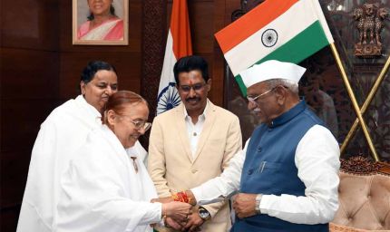 राज्यपाल को बालिकाओं और ब्रह्माकुमारीज की बहनो ने बांधा रक्षासूत्र