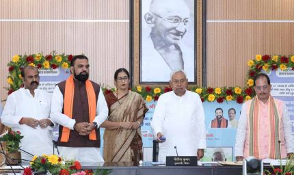 चुनावी तोहफा: नीतीश सरकार ने 1.12 करोड़ लोगों को दिए 1100-1100 रुपए