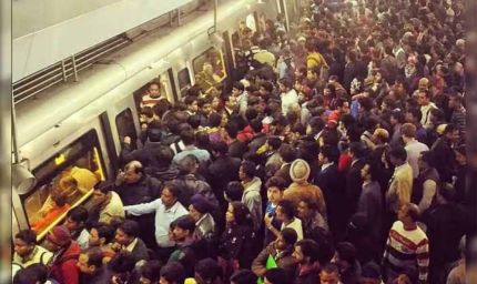 रक्षा बंधन पर दिल्ली मेट्रो में उमड़ा सैलाब, 81 लाख से ज्यादा यात्रियों ने किया सफर