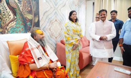 उप मुख्यमंत्री शुक्ल ने गोवर्धन में मलूकपीठाधीश्वर श्री राजेन्द्रदास जी महाराज का लिया आशीर्वाद