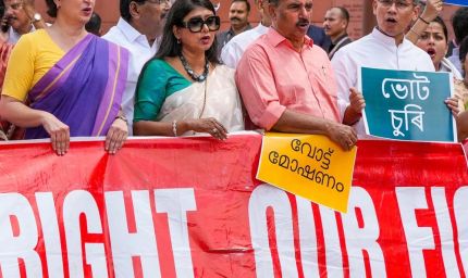 संसद के बाद सड़क पर संग्राम: 25 दलों के 300 सांसदों का मेगा मार्च