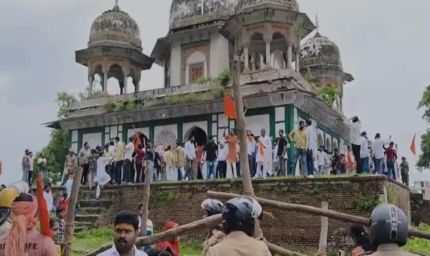फतेहपुर में धार्मिक विवाद: मकबरे को मंदिर बताकर पूजा, फिर हुई तोड़फोड़
