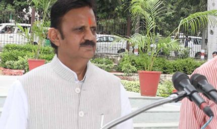 उप मुख्यमंत्री शुक्ल ने रमणरेति धाम में स्वामी गुरुशरणानंद से की भेंट