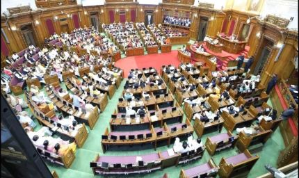 यूपी मानसून सत्र के पहले दिन दिखा नया अंदाज, सपा विधायक कांवड़ लेकर विधानसभा परिसर पहुंचे