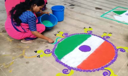 बहनों ने रंगोली बनाकर दिया हर घर तिरंगा अभियान का संदेश