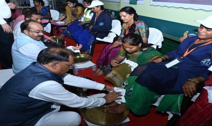 रायपुर : मुख्यमंत्री ने पैर पखारकर दिया सम्मान, भावुक हुईं स्वच्छता दीदियां – ‘जीवन में पहली बार इतना गर्व महसूस हुआ’