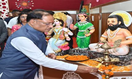 रायपुर : मुख्यमंत्री विष्णुदेव साय शहीद विनोद सिंह कौशिक मेधावी छात्र अभिनंदन समारोह में शामिल, मेधावी छात्रों का बढ़ाया उत्साह