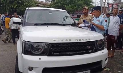जम्मू में ट्रैफिक पुलिस ने अक्षय कुमार की रेंज रोवर जब्त, काले शीशों पर चली कार्रवाई