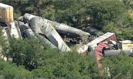 भयानक रेल हादसा: 35 डिब्बे पटरी से उतरे, कई डिब्बे एक-दूसरे पर चढ़े