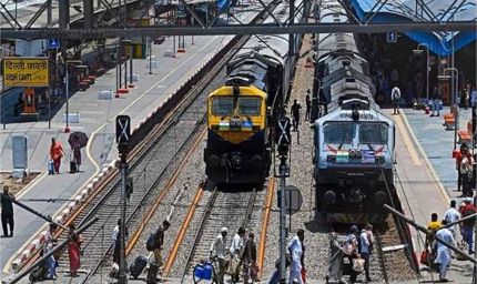 दिल्ली की ओर जाने वाली ट्रेनों में हाई अलर्ट, यात्रियों को सतर्क रहने की चेतावनी