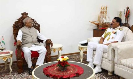 राज्यपाल पटेल से एडमिरल दिनेश कुमार त्रिपाठी ने की सौजन्य भेंट