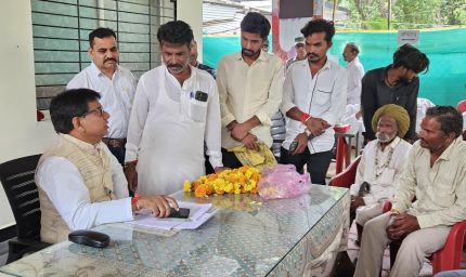 विधायक की जनसुनवाई में पहुचे ग्राम उमरधड़ के ग्रामीण नयापुरा में कीचड़ से मुक्ति के लिये मुरमिकरण कराने की विधायक से की मांग