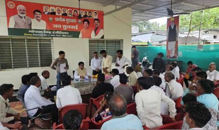 ग्राम उमरधड़ के लोग नयापुरा में कीचड़ मुक्त होने की मांग लेकर विधायक के पास पहुँचे