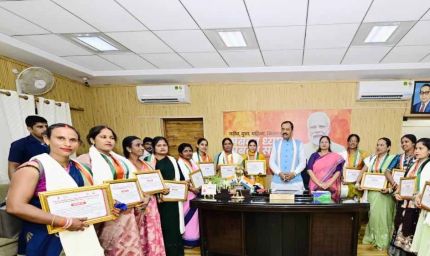 लखपति दीदियो को  लखनऊ से नई दिल्ली लालकिले पर आयोजित स्वतंत्रता दिवस समारोह मे सम्मिलित होने के लिए किया रवाना