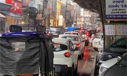 शहर में हो रही भारी बारिश ने कहर मचाया, बढ़ाई मुश्किलें,  लगा लंबा जाम