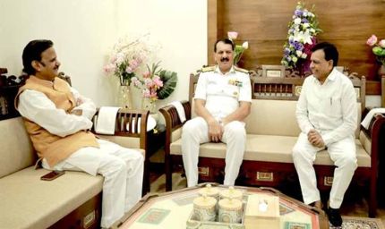 उप मुख्यमंत्री देवड़ा से नौसेना प्रमुख एडमिरल दिनेश त्रिपाठी ने शिष्टाचार भेंट की