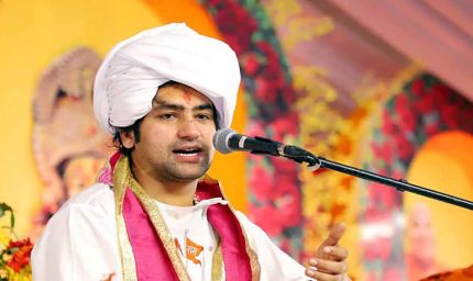 धीरेंद्र शास्त्री का संदेश: रिश्तों में सुंदरता नहीं, समझदारी निभाती है लंबा साथ