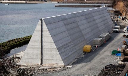 क्या समुद्री दीवारें रोक पाएंगी विनाश? जापान का सुनामी से जंग का नया तरीका