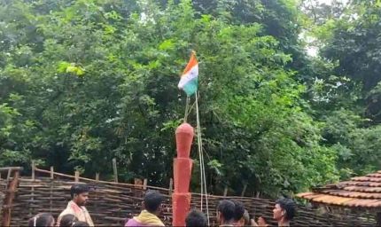 नक्सल गढ़ में लहराया तिरंगा, माओवादी स्मारक पर गूंजा आज़ादी का जश्न