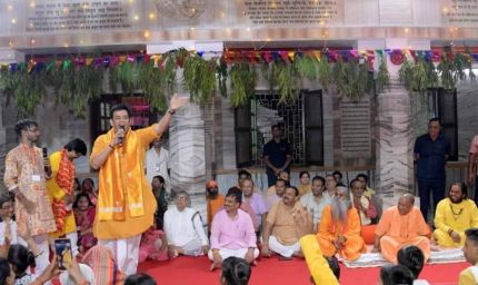 कान्हा जन्मोत्सव में रविकिशन का रंगीन अंदाज, CM योगी भी हंसी रोक न सके