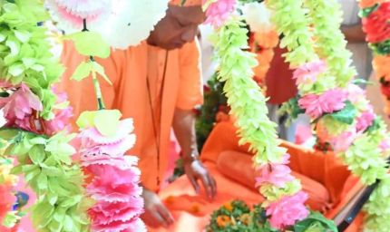 आधी रात हुआ कान्हा का जन्म, सीएम योगी ने गोरखनाथ मंदिर में झुलाया पालना