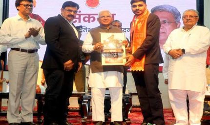 सरकार के कल्याणकारी कार्यक्रमों की सफलता सुनिश्चित कराएं : राज्यपाल पटेल