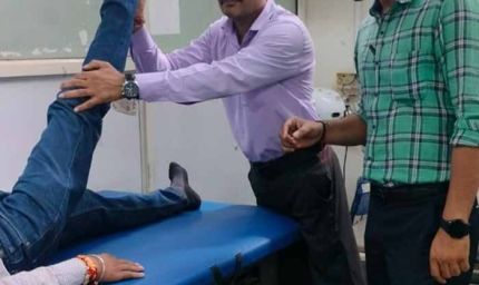 इंदौर की सड़कों पर गड्ढों ने बढ़ाई मुसीबत, कमर और गर्दन दर्द से परेशान लोग