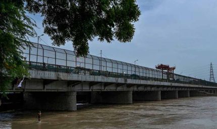 दिल्ली में बाढ़ का अलर्ट: हथिनीकुंड बैराज के सभी गेट खुले, यमुना Warning Level पार