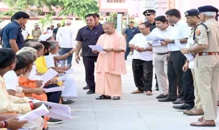 जनता दर्शन में सीएम योगी सख्त : गरीब की जमीन कब्जामुक्त कराने के दिए आदेश
