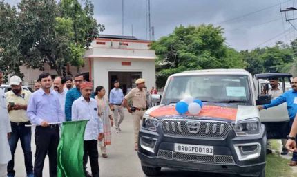 डीएम सुब्रत सेन ने 13 प्रचार वाहनों को दी हरी झंडी, मतदाताओं को मिलेगी EVM-VVPAT की जानकारी