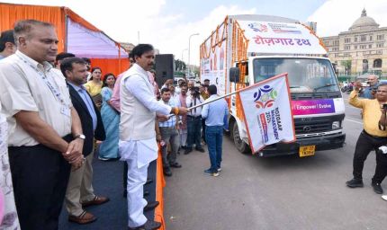 रोजगार महाकुम्भ-2025 का शुभारंभ: मंत्री अनिल राजभर ने झण्डी दिखाकर प्रचार रथ को किया रवाना