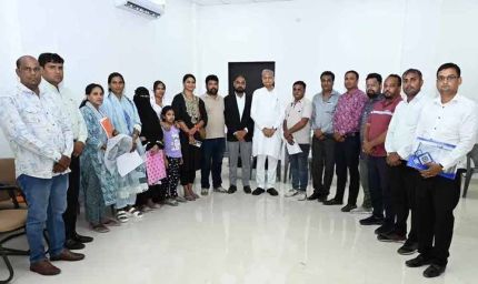 आरटीई दाखिले में हो रही कठिनाइयों पर अभिभावकों ने बढ़ाया संघर्ष, अशोक गहलोत और खाचरियावास से की मुलाकात
