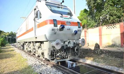 रेलवे का अनोखा कारनामा: पहली बार पटरियों के बीच लगाए सोलर पैनल