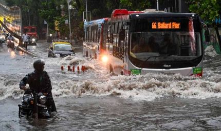 मुंबई बारिश: सबवे और सड़कें जलमग्न, ट्रेनें और फ्लाइट्स प्रभावित