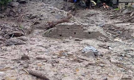 भारी बारिश ने मचाई तबाही, बादल फटने से दुकानें और पुल बह गए