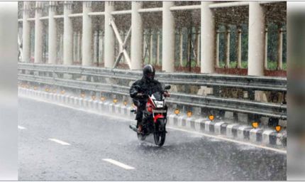 नोएडा में झमाझम बारिश, उमस भरी गर्मी से मिली राहत