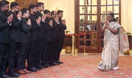 राष्ट्रपति मुर्मू ने विदेश सेवा प्रशिक्षु अधिकारियों से की मुलाकात, कहा—भारत की आत्मा का राजदूत बनें
