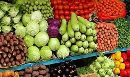 बरसात में सब्जियों की कीमतें आसमान छू रही, टमाटर 80 और शिमला मिर्च 120 रुपए प्रति किलो