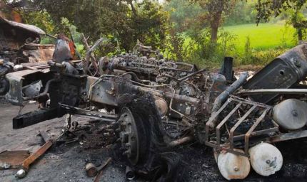 डीसीएम-डंपर की भिड़ंत के बाद भयानक आग, तीन की जिंदा जलकर मौत