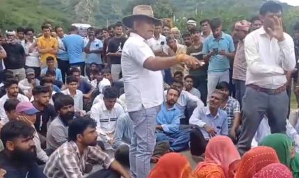 गुमशुदा लड़की मामले में पुलिस की लापरवाही पर भड़के ग्रामीण, जसरापुर-खेतड़ी रोड पर लगाया जाम