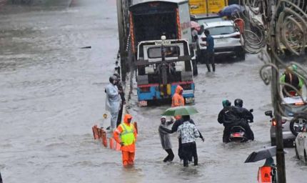 मुंबई में भारी बारिश के बीच जनजीवन सामान्य, बीएमसी सतर्क, सहायता के लिए जारी हेल्पलाइन नंबर