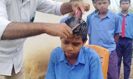'सैलून वाले गुरुजी': बच्चों को पढ़ाई के साथ मुफ्त हेयर कटिंग की अनोखी सौगात