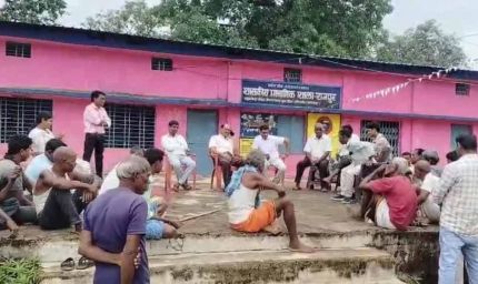 छुट्टी वाली मैडम पर भड़के ग्रामीण, स्कूल में जड़ा ताला, की स्थायी छुट्टी की मांग