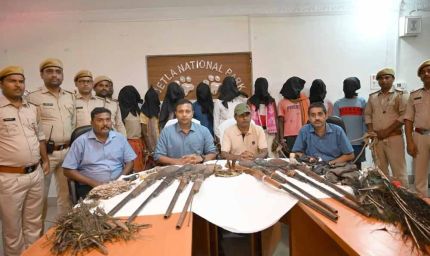 पलामू टाइगर रिज़र्व में बड़ी कार्रवाई: 9 शिकारी गिरफ्तार, हथियार और बारूद बरामद