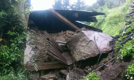 पिथौरागढ़ में फिर पहाड़ दरका, 18 परिवारों की सुरक्षा चिंतित
