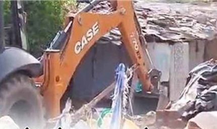गरीबों के घरों पर बुलडोजर चला, दर्जनों मकान और झोपड़ियां तोड़ीं, महिला बीजेपी नेता पर लगे आरोप