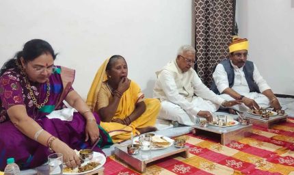 राज्यपाल पटेल ने बिरवा में ईमलाबाई के घर किया भोजन